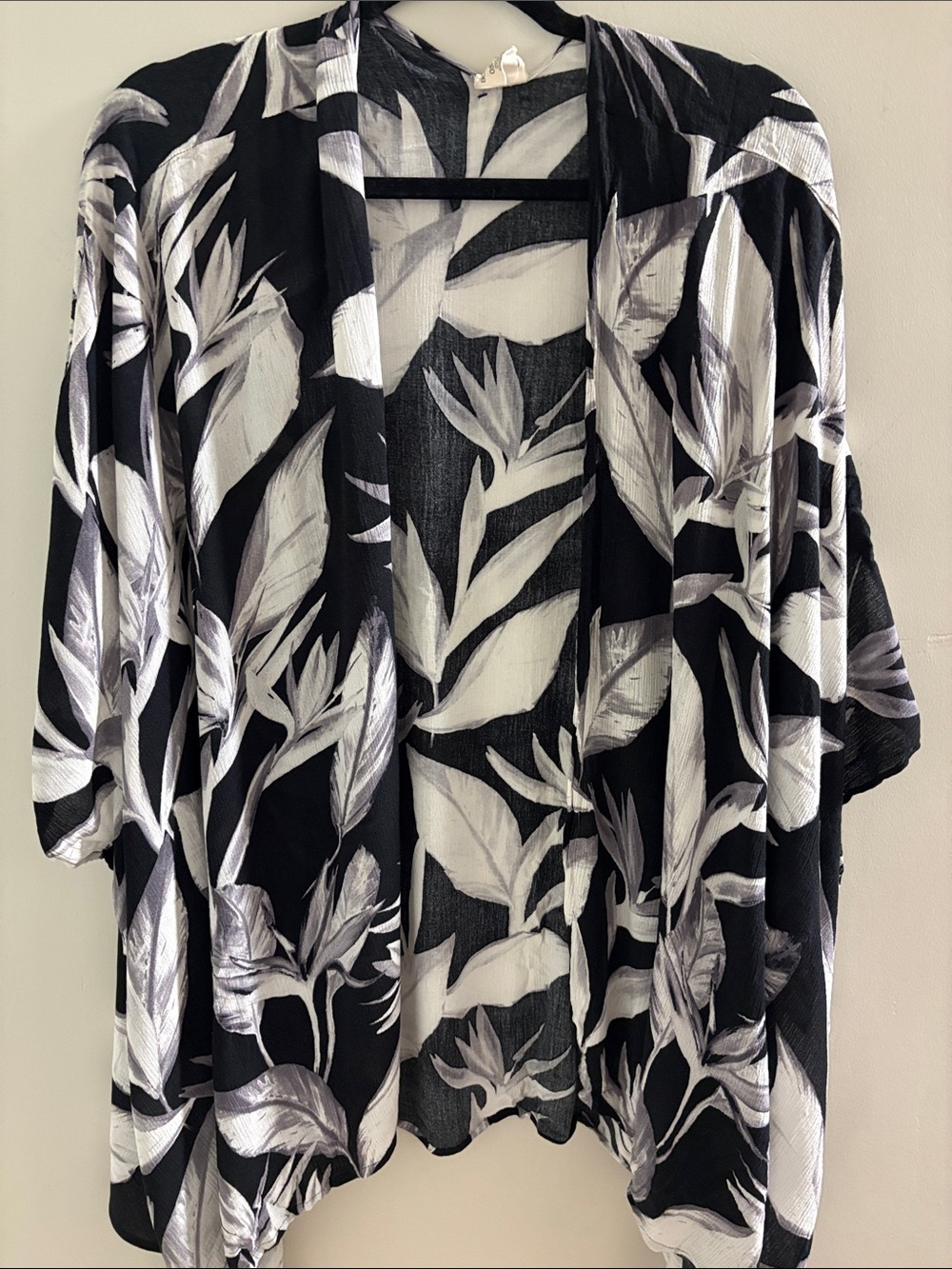 Body Glove black, white and grey Monochrome leaf kimono